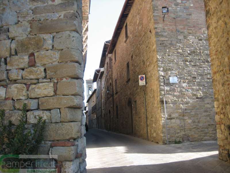 Un vicolo camper borghi medioevali toscana val esa barberino vicolo