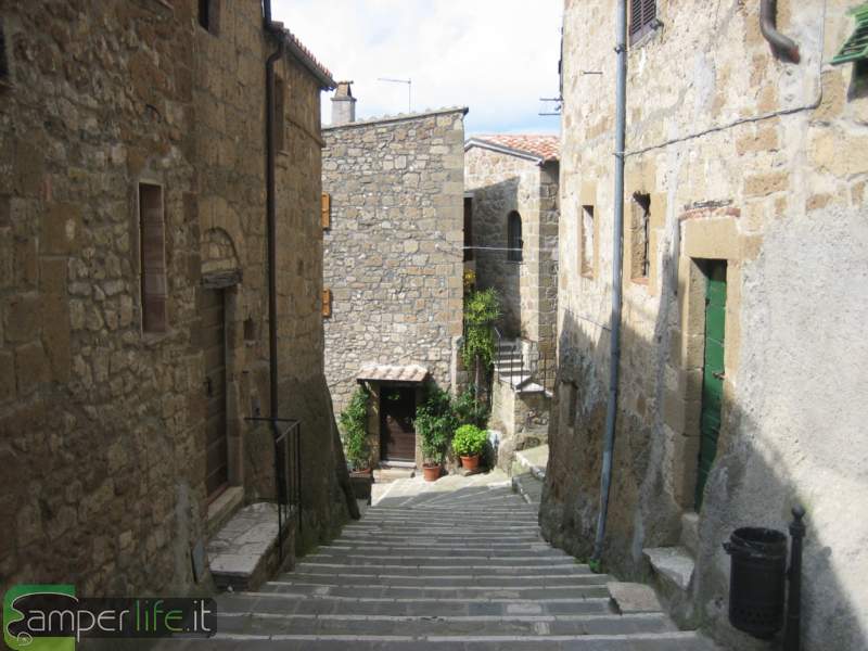 camper pitigliano toscana scorcio