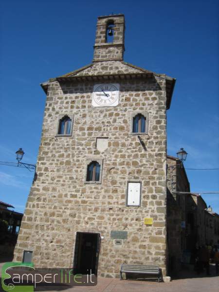 camper pitigliano toscana sovana torre orologio