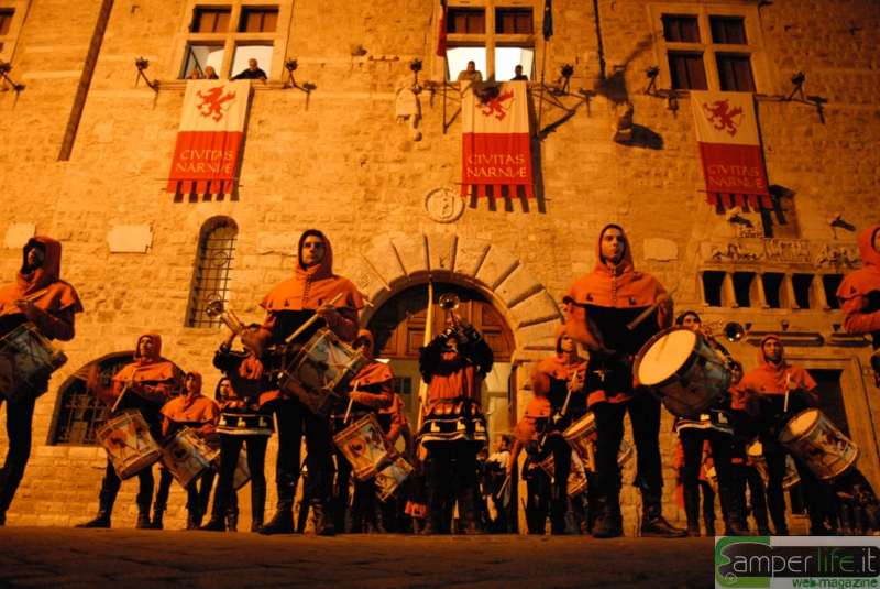Narni, esibizione del Terziere Santa Maria - foto da da FotovideoNarni camper narni umbria corsa anello medievale