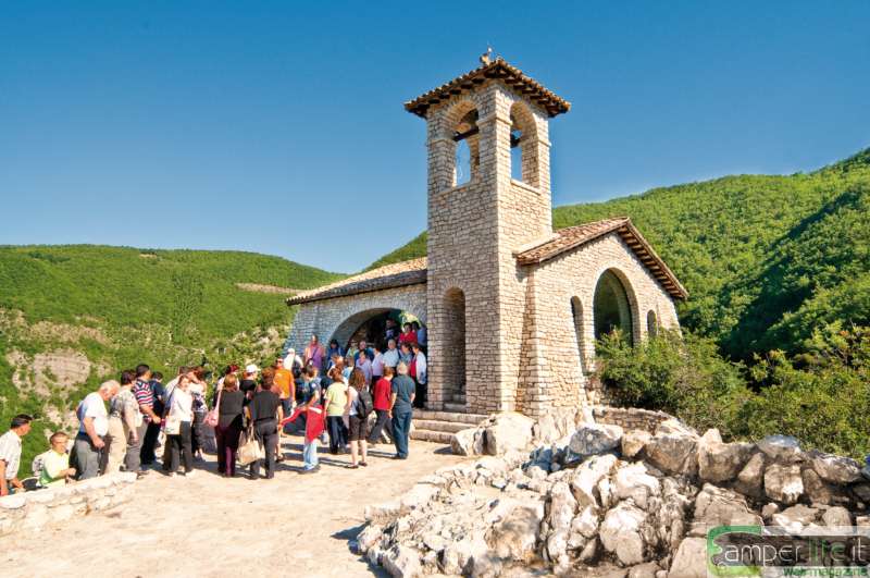 Roccaporena, lo Scoglio di Santa Rita camper umbria valnerina cascia scoglio santa rita