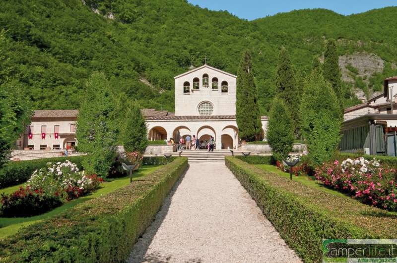 Roccaporena, il Santuario camper umbria valnerina cascia santuario roccaporena