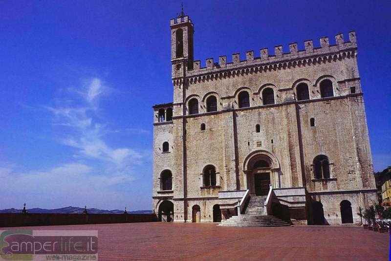Il Palazzo dei Consoli a Gubbio camper gubbio palazzo dei consoli umbria
