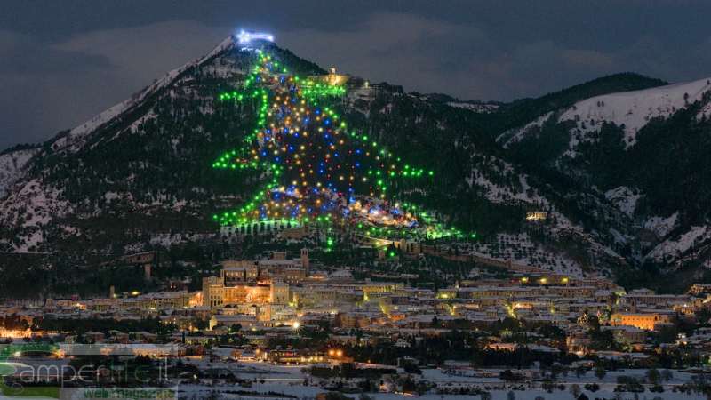 Lo scenografico albero di Natale sulle pendici del monte Ingino camper gubbio albero di natale panorama