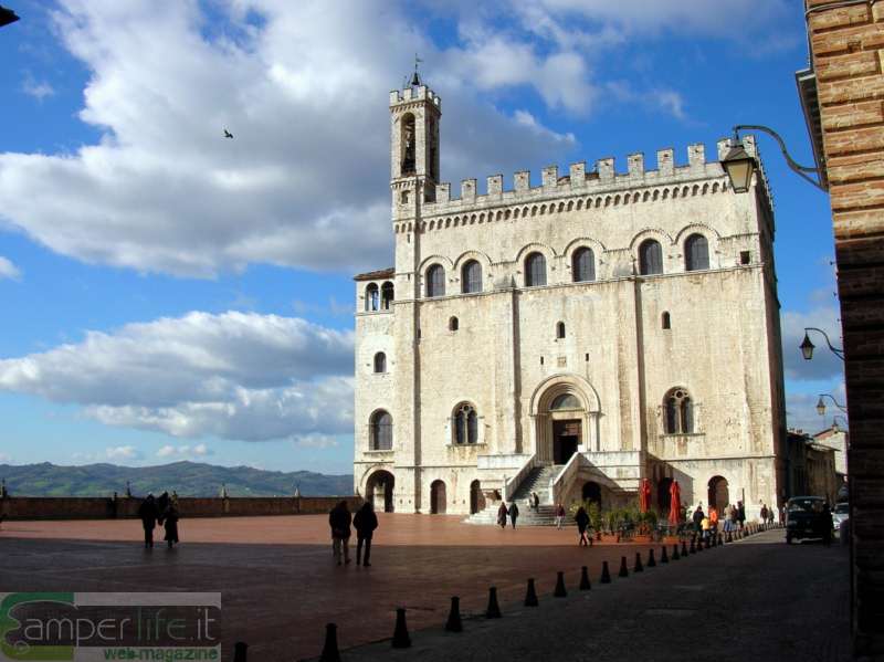 Gubbio: Palazzo Consoli, vi sono esposte le Tavole Eugubine camper gubbio albero di natale palazzo consoli