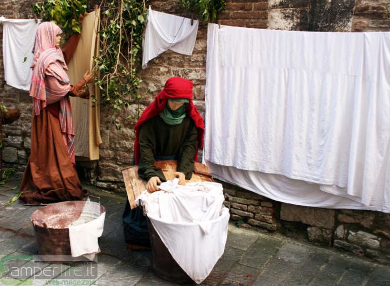 Scene del presepe lungo le vie del centro storico - ph Manuela Lembo camper gubbio albero di natale presepe