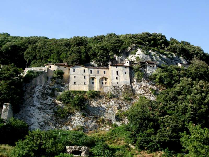 Sul cammino di San Francesco, a Greccio camper lazio trekking greccio