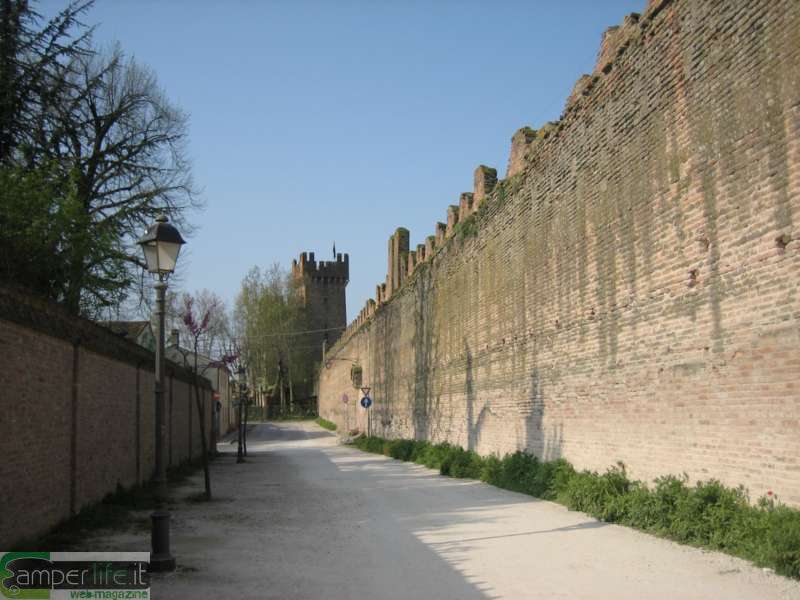 Montagnana: il perimetro interno delle antiche mura Montagnana: il perimetro interno delle antiche mura