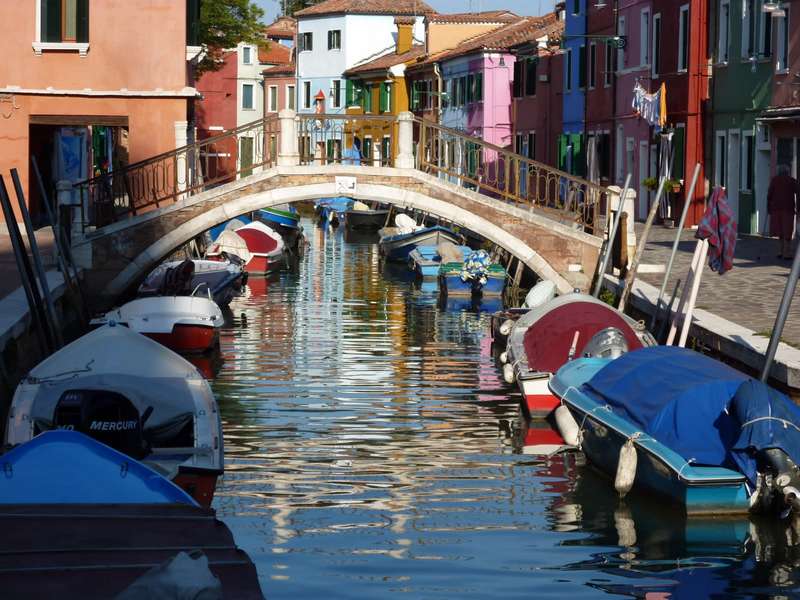 Venezia, un canale di Burano camper venezia burano canale