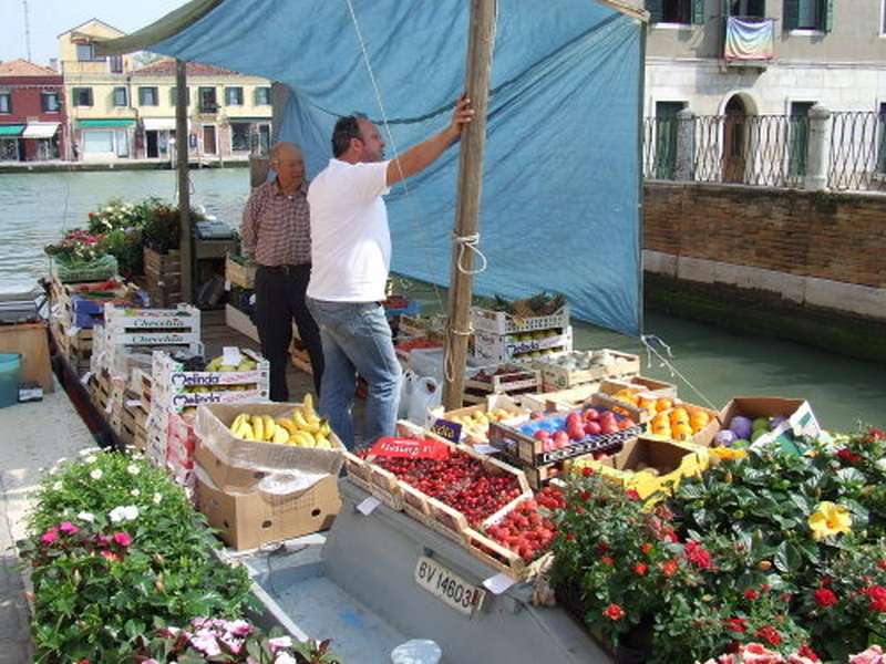 Venezia, un fruttivendolo a Murano camper venezia fruttivendolo murano