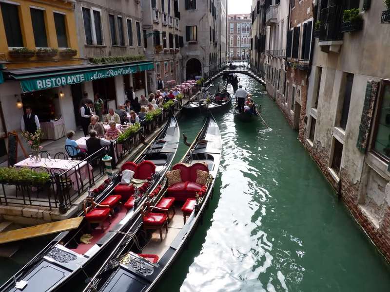Venezia, le gondole in un canale camper venezia gondole