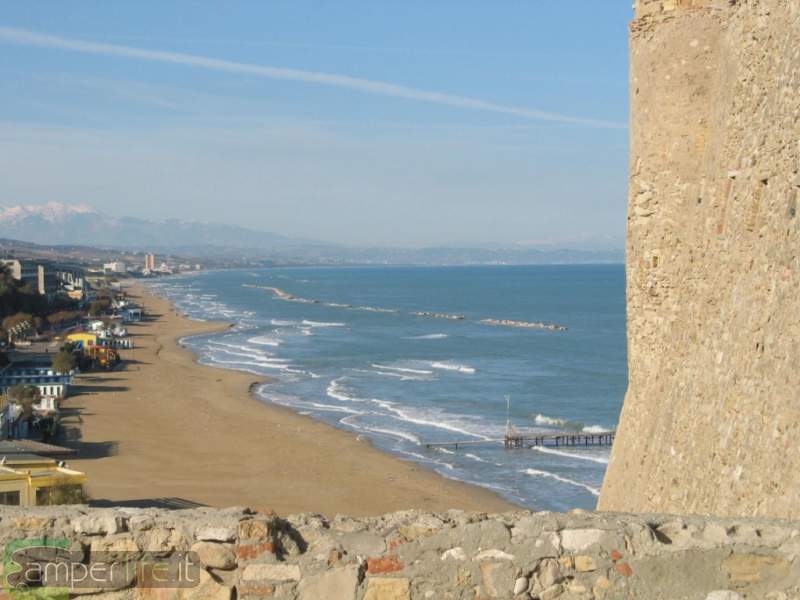 La spiaggia vista dal Castello