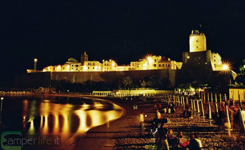 Termoli, vista notturna del castello camper costa adriatica osta ionica campeggi estate mare termoli
