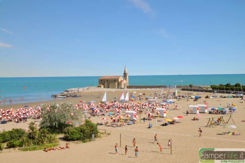 Caorle, la spiaggia della Madonnina camper costa adriatica osta ionica campeggi estate mare caorle
