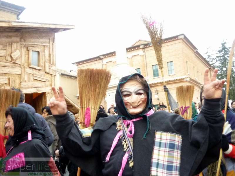 Urbania, il paese della befana camper natale urbania befana