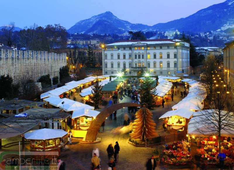 Mercatino di natale a Trento, foto Campanile camper natale mercatino trento