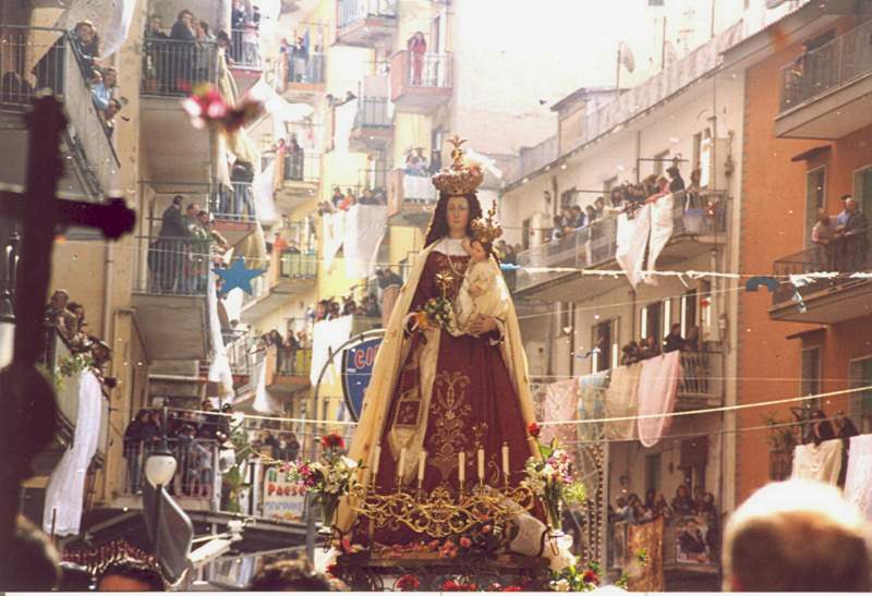 La processione con la Madonna delle Galline a Pagani - foto http://www.webalice.it/pasqualesenatore/FESTA_DELLA_MADONNA_DELLE_GALLINE.html camper pagani madonna galline processione