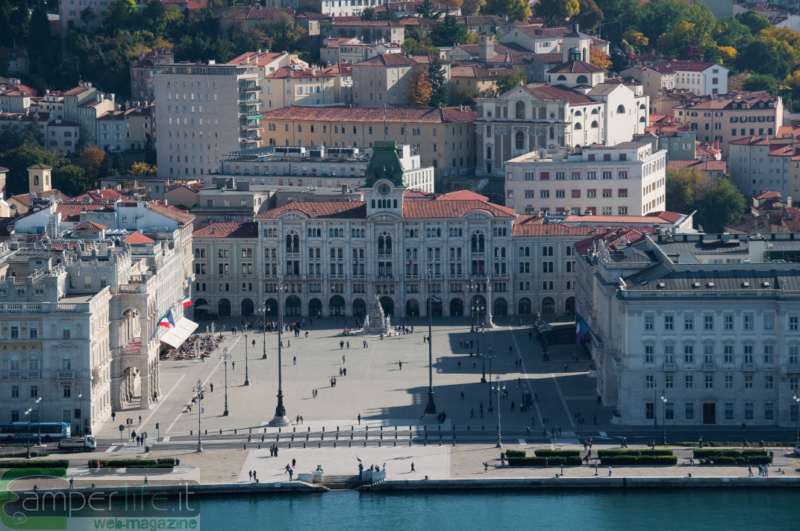 Trieste, piazza dell'Unità camper friuli giro_presepi trieste piazza dell'unità