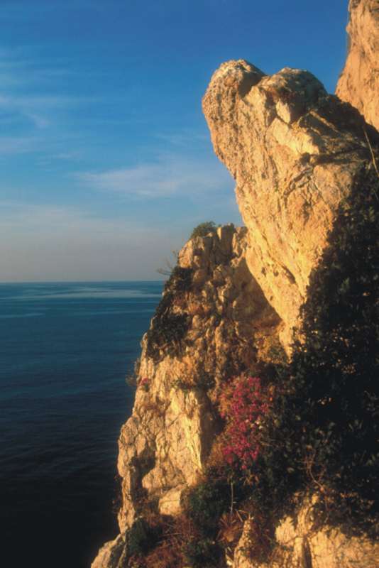 Scogliera sulla costa di Ceriale - Foto: Provincia Savona - Promozione Turistica camper liguria ponente ligure area sosta scogliera