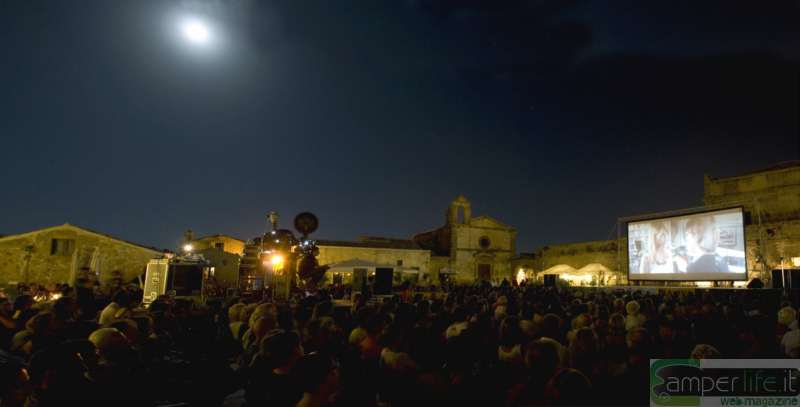 Un momento della proiezione camper sicilia siracusa pachino marzamemi