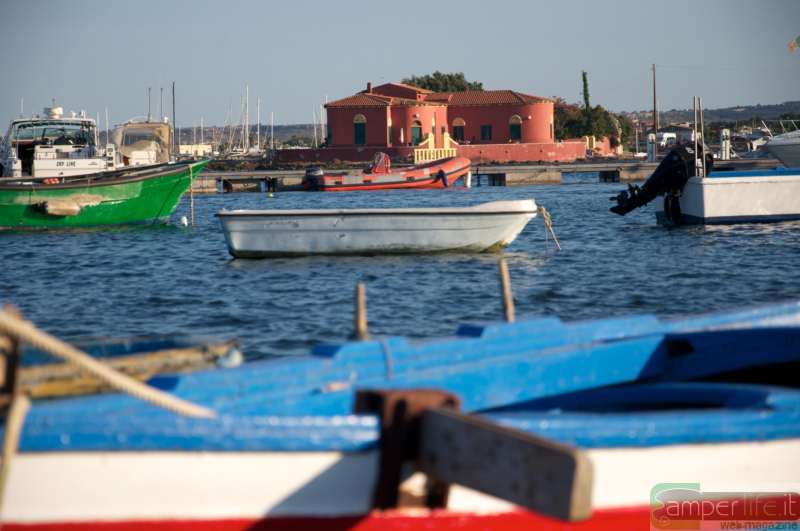 Il porticciolo e sullo sfondo l'isola Piccola camper sicilia siracusa pachino marzamemi mare isola piccola