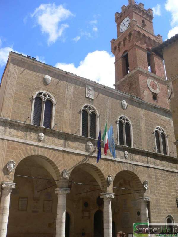 Pienza, il Palazzo Comunale - Foto di Maria Francesca Piredda camper toscana val d'orcia pienza palazzo comunale