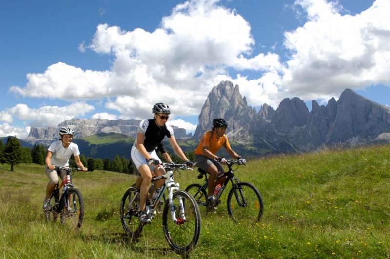Passeggiate in bicicletta sugli altopiani camper vacanze trentino montagna alta badia montain bike