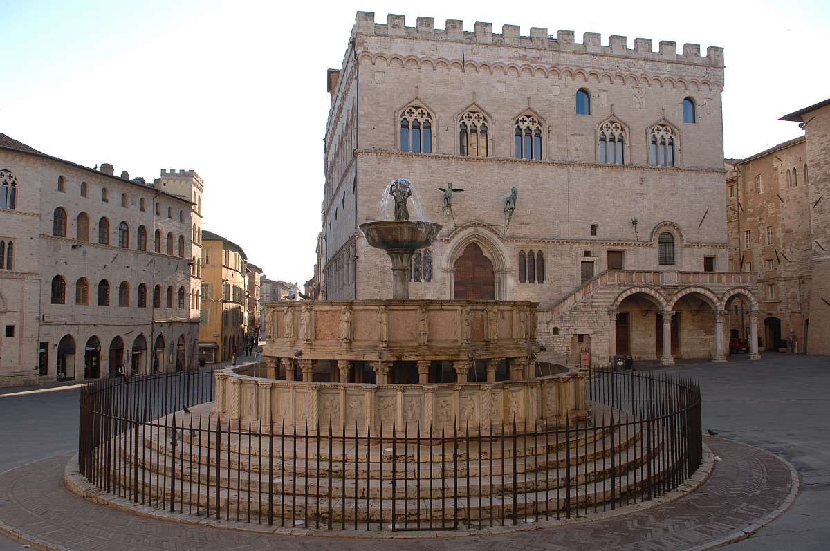 Perugia: Palazzo dei Priori e la Fontana maggiore camper umbria perugia palazzo dei priori fontana maggiore