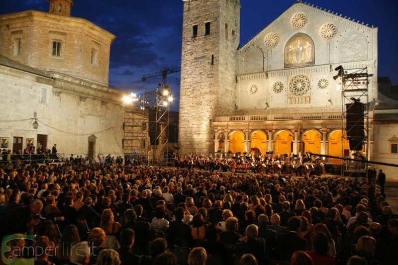 Spoleto, concerto in piazza Duomo camper umbria spoleto festival dei due mondi concerto ipiazza duomo