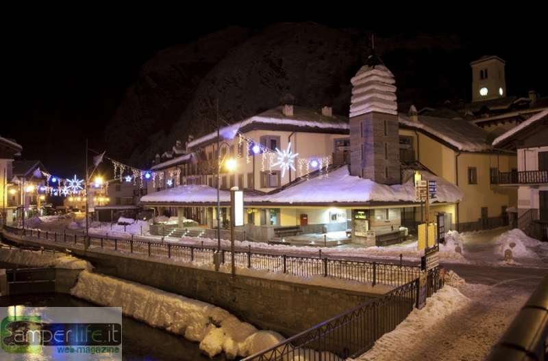 La Thuile di notte camper valle d'aosta La Thuile