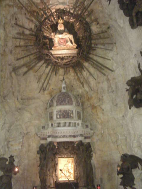 La statuetta della Madonna La statuetta della Madonna