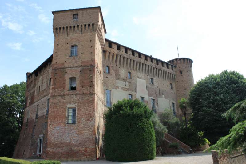 Il castello di Monticello d’Alba camper 8 marzo langhe castello di Monticello d’Alba
