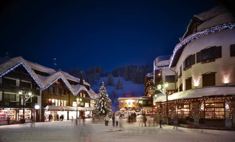 Il centro di Madonna di Campiglio innevato camper trentino carnevale centro storico