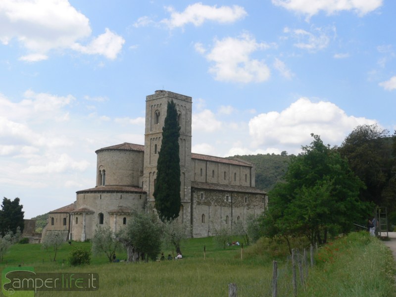 Montalcino, l'Abbazia di Sant'Antimo camper toscana montalcino brunello abbazia sant'antimo