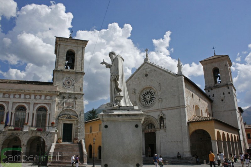 Norcia, la basilica del santo Patrono camper umbria norcia san benedetto centro storico